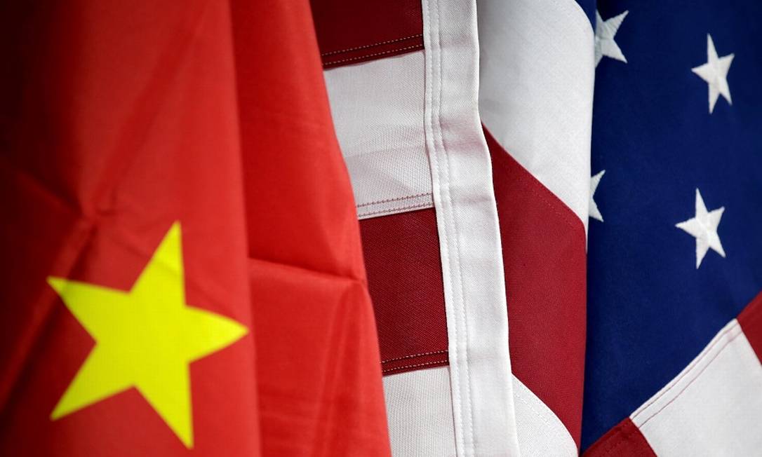 China e EUA: restrições a empresas de tecnologia do país asiático Foto: JASON LEE / REUTERS