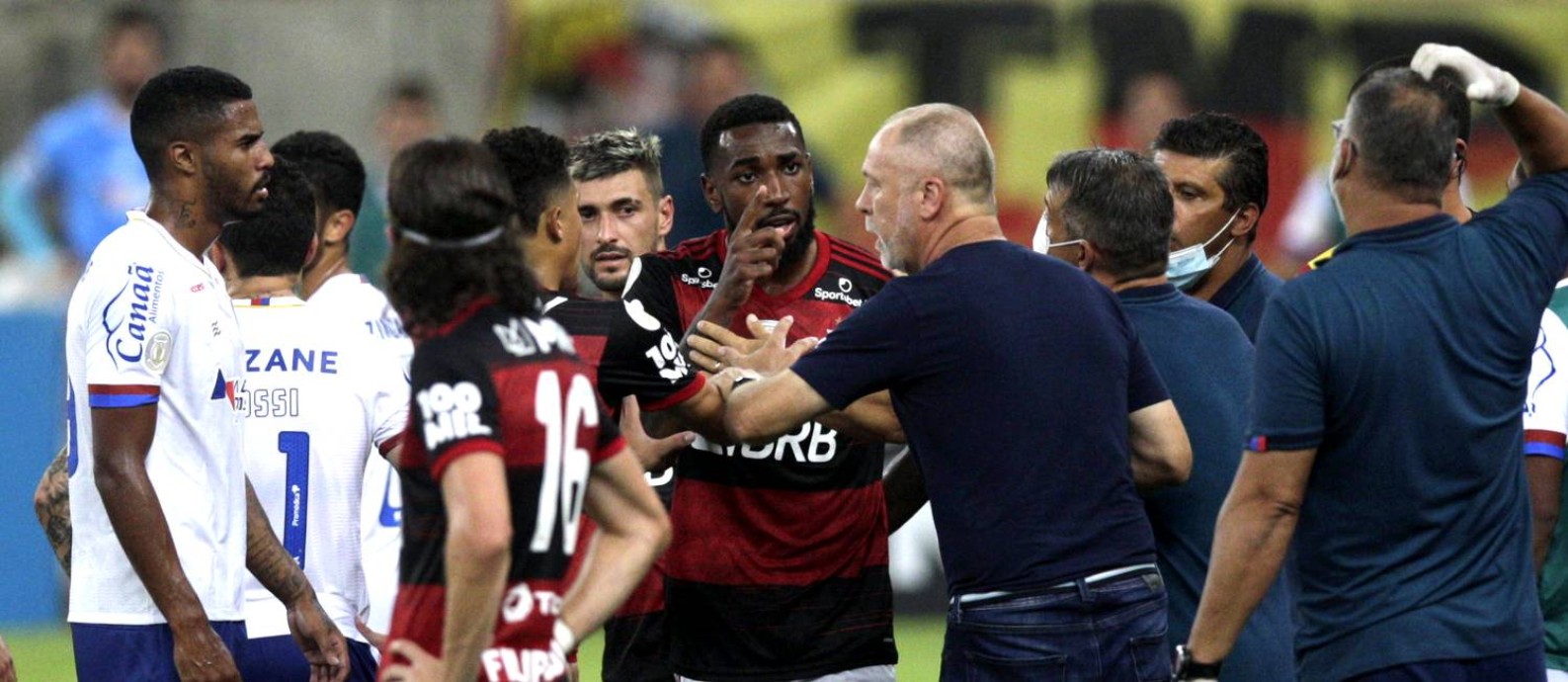 Gerson discute com o técnico Mano Menezes durante a vitória do Flamengo sobre o Bahia Foto: Alexandre Cassiano / Agência O Globo