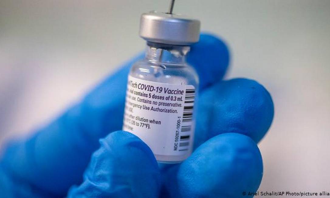 Nos Estados Unidos, uma comissão de especialistas sugeriu esta semana à agência sanitária FDA que faça uma liberação emergencial da vacina da  Moderna Foto: AP