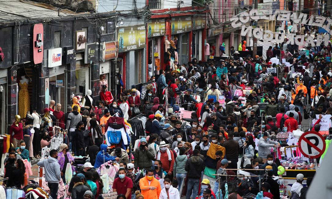 Centro comercial em Bogotá, na Colômbia, antes das novas restrições entrarem em vigor; país registrou recorde de casos da Covid-19 nas últimas semanas Foto: LUISA GONZALEZ / REUTERS