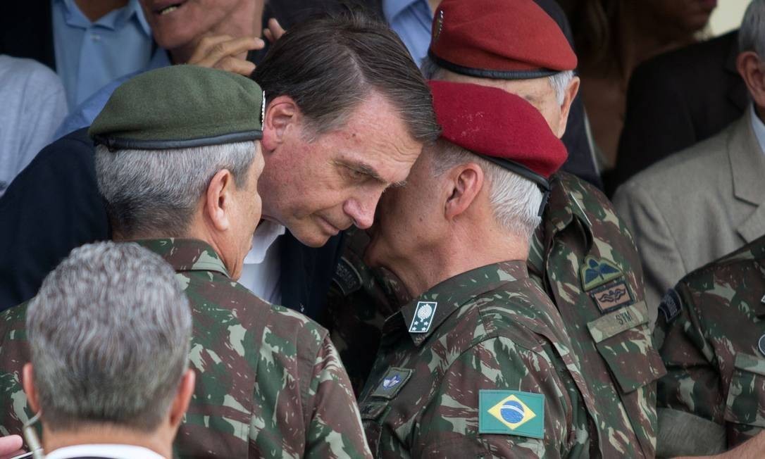 'Quem decide se um povo vai viver na democracia ou na ditadura são as suas Forças Armadas', diz Bolsonaro