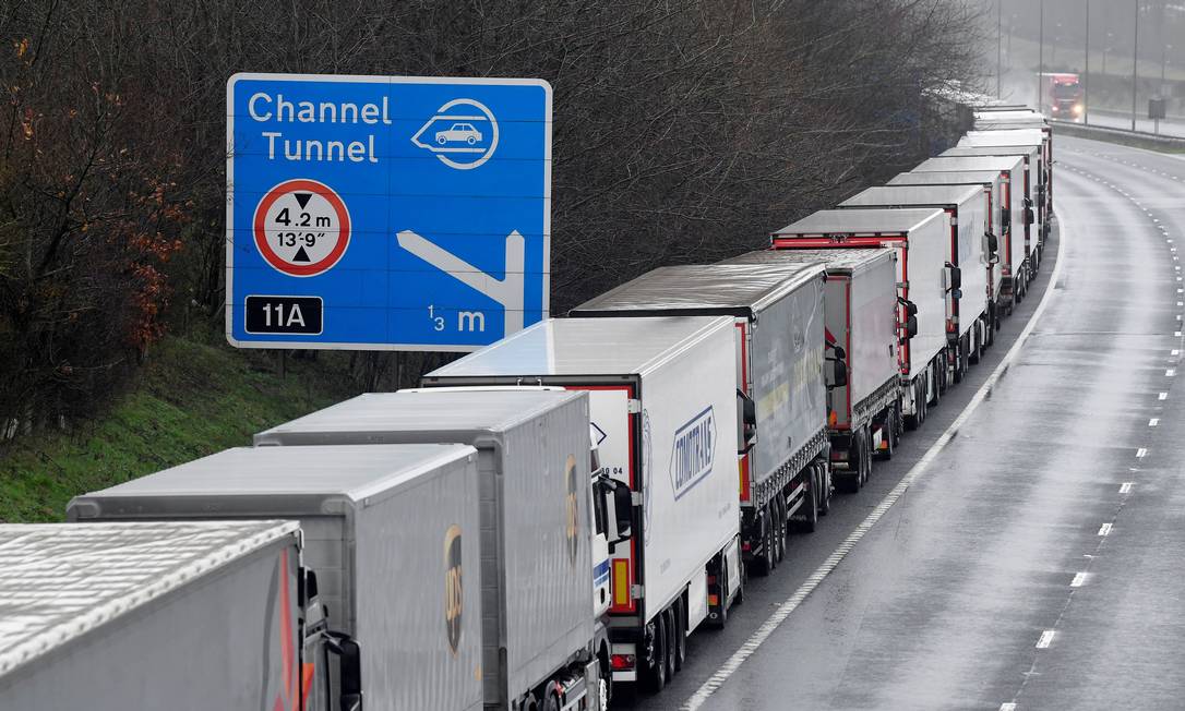 Caminhões estacionados na autoestrada M20 em direção ao Eurotúnel e ao Porto de Dover: bloqueios impedem chegada de alimentos Foto: TOBY MELVILLE / REUTERS