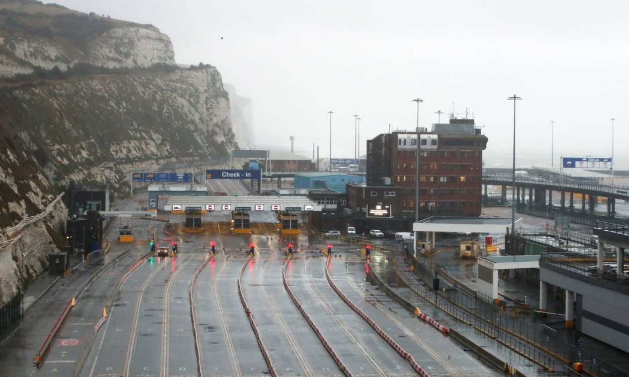 Porto de Dover quase vazio devido à proibição de viagens entre Reino Unido e União Europeia Foto: MATTHEW CHILDS / REUTERS
