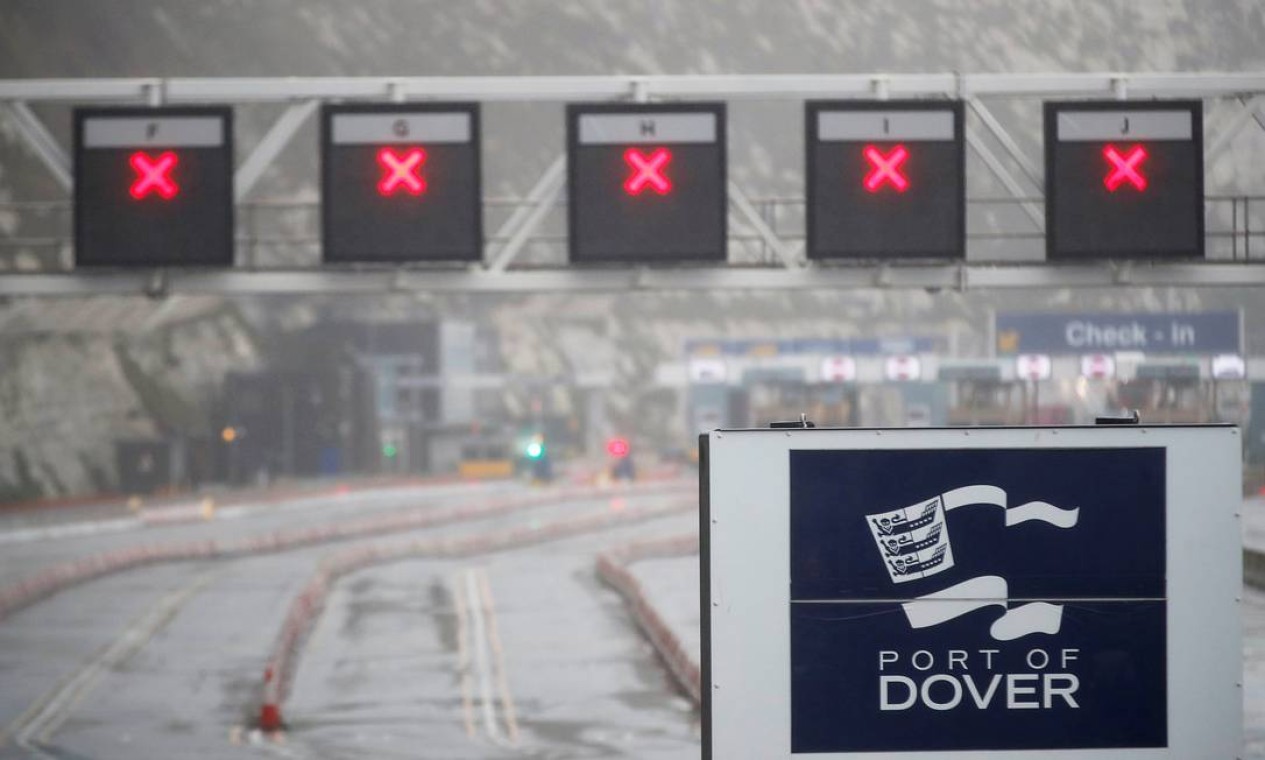 Sinalização mostra acesso fechado ao Porto de Dover, na Inglaterra Foto: MATTHEW CHILDS / REUTERS