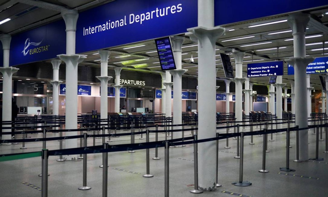 Terminal de embarque do Eurostar vazio, da estação St. Pancras International, Londres, devido à proibição de viagens entre Reino Unido e União Europeia Foto: HANNAH MCKAY / REUTERS
