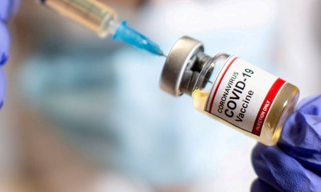 Pesquisadora segura frasco de vacina contra a Covid-19 Foto: Reuters