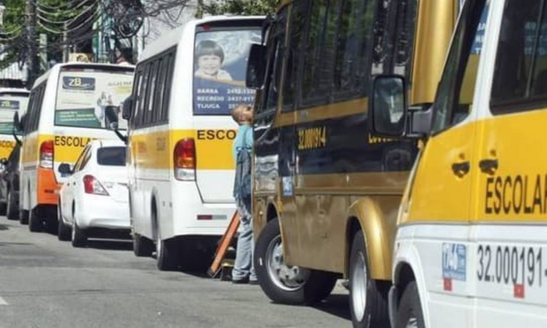 Fluxo de veículos escolares na Estrada do Joá Foto: Leitor