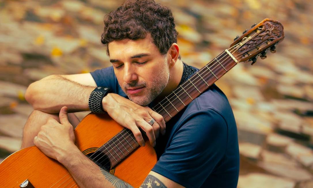 Davi encontrou no violão o remédio curar a tristeza: ‘O sentimento de perda vai transformando, e a gente vai ficando amigo da saudade’ Foto: Leo Martins