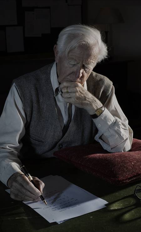 O escritor John Le Carré, de 'O espião que sabia demais', morreu aos 89 anos, por causa de uma pneumonia, no dia 13 de dezembro Foto: Divulgação
