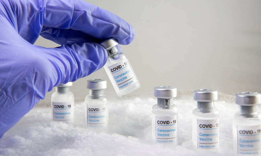Mulher segura fraco escrito "Vacina Covid-19 Coronavírus" Foto: DADO RUVIC / REUTERS