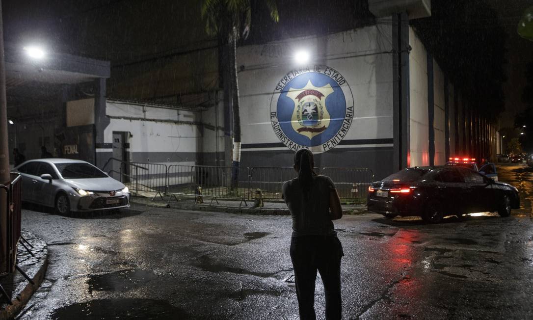 Momento em que o prefeito afastado do Rio, Marcelo Crivella, deixou o presídio em Bangu Foto: Alexandre Cassiano / Agência O Globo
