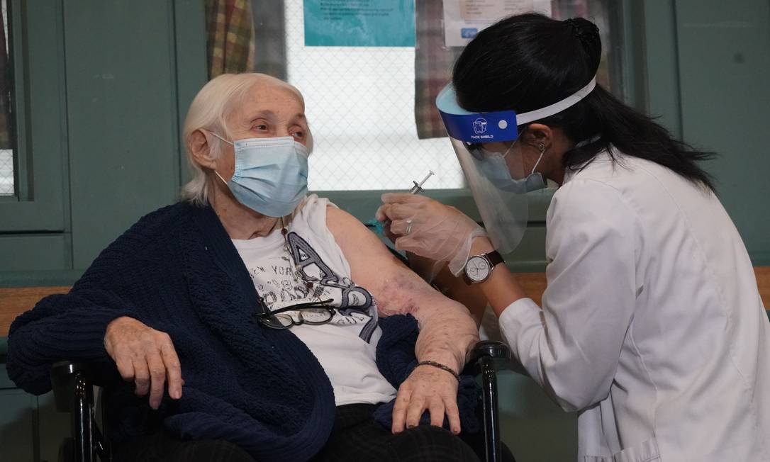 Idosa de 96 anos recebe dose da vacina contra a Covid-19 em um asilo em Manhattan, Nova York. Foto: Bryan R. Smith / AFP