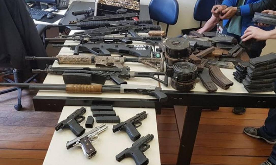 
Sete fuzis, uma espingarda e quatro pistolas capturados pela polícia em 2017, no Barreto
Foto:
Divulgação
/
Polícia Militar
