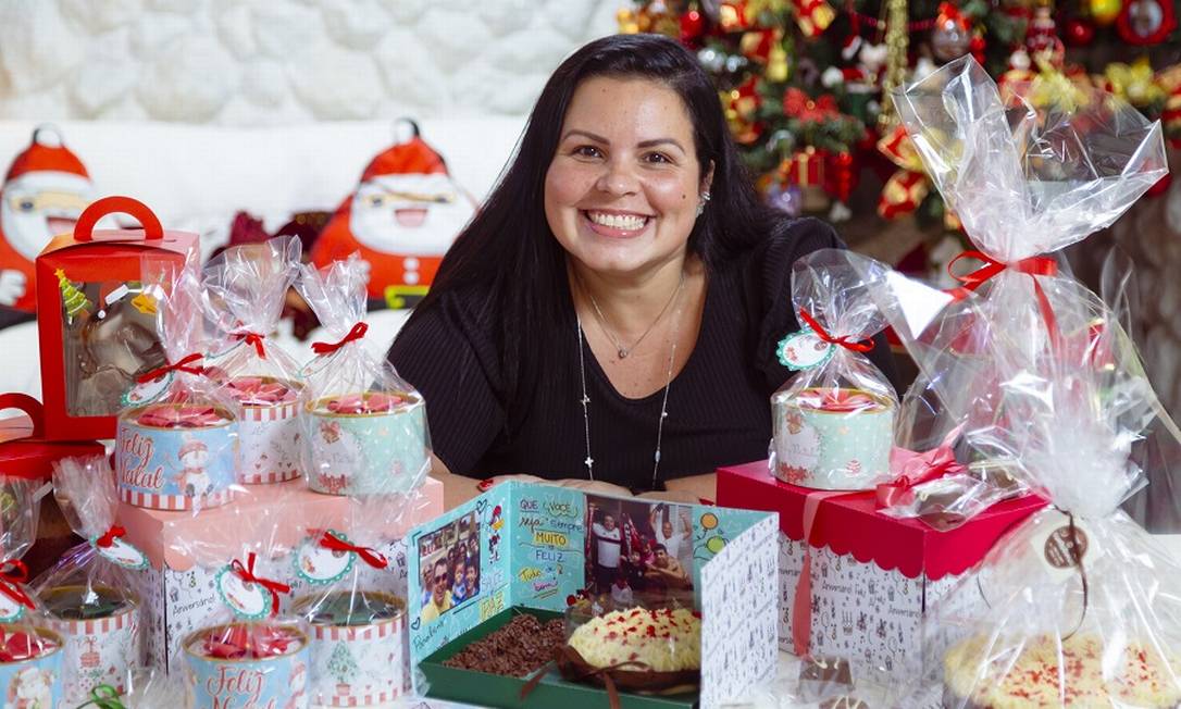 Viviane Janibelli, que faz doces para complementar a renda, recorreu aos aplicativos de delivery Foto: Leo Martins / Agência O Globo