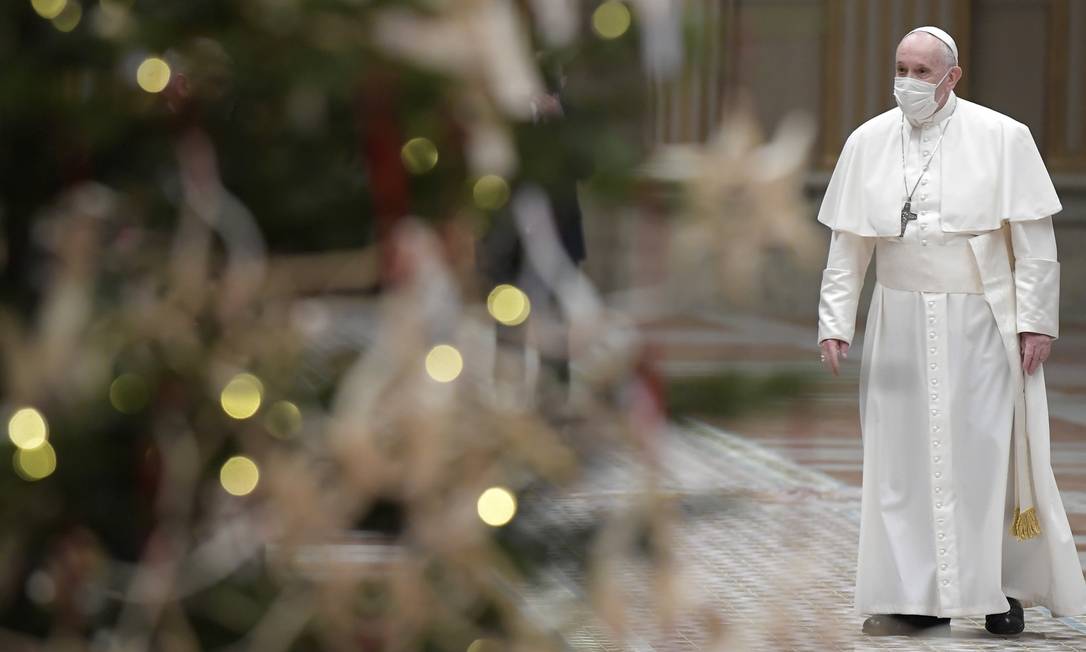 Papa Francisco chega a Sala das Bênçãos, que fica sobre o pórtico da igreja vaticana, onde recebeu um público de apenas algumas dezenas de pessoas para a missa de Natal Foto: HANDOUT / AFP