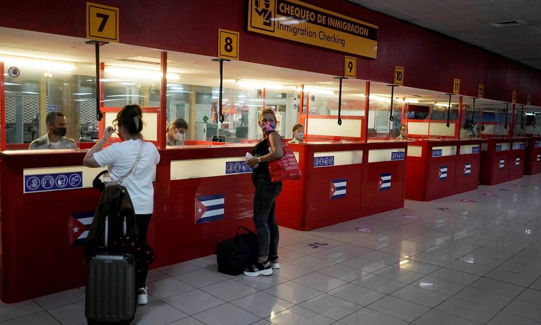 Turistas no posto de controle de passaportes do Aeroporto Internacional Jose Marti, em Havana, o principal de Cuba Foto: ALEXANDRE MENEGHINI / REUTERS