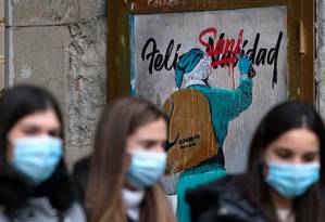 Los peatones caminan con máscaras en Barcelona, ​​España, en los últimos 24 Foto: JOSEP LAGO / AFP