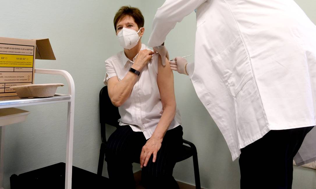 Médica Adrienne Kertesz é vacinada contra a Covid-19 em hospital de Budapeste, capital da Hungria, neste sábado (26) Foto: SZILARD KOSZTICSAK / AFP