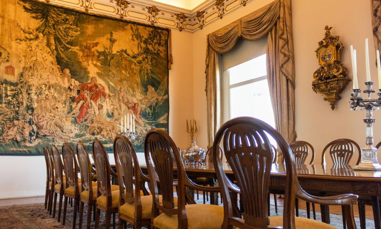 Uma das mesas de jantar do imóvel, que é conhecido por ser quase uma galeria de obras de arte Foto: Divulgação / HM Top Real Estate