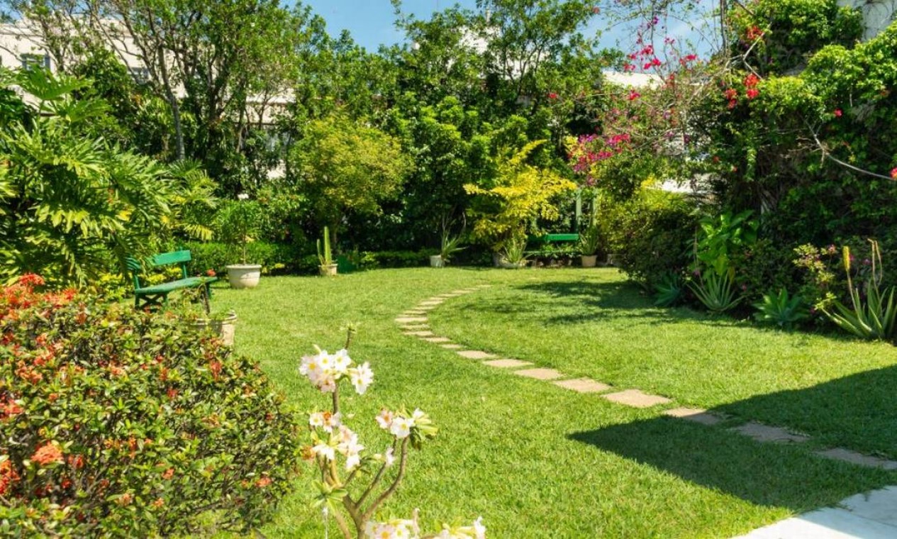 Ao lado da piscina, a cobertura tem um jardim Foto: Divulgação / HM Top Real Estate