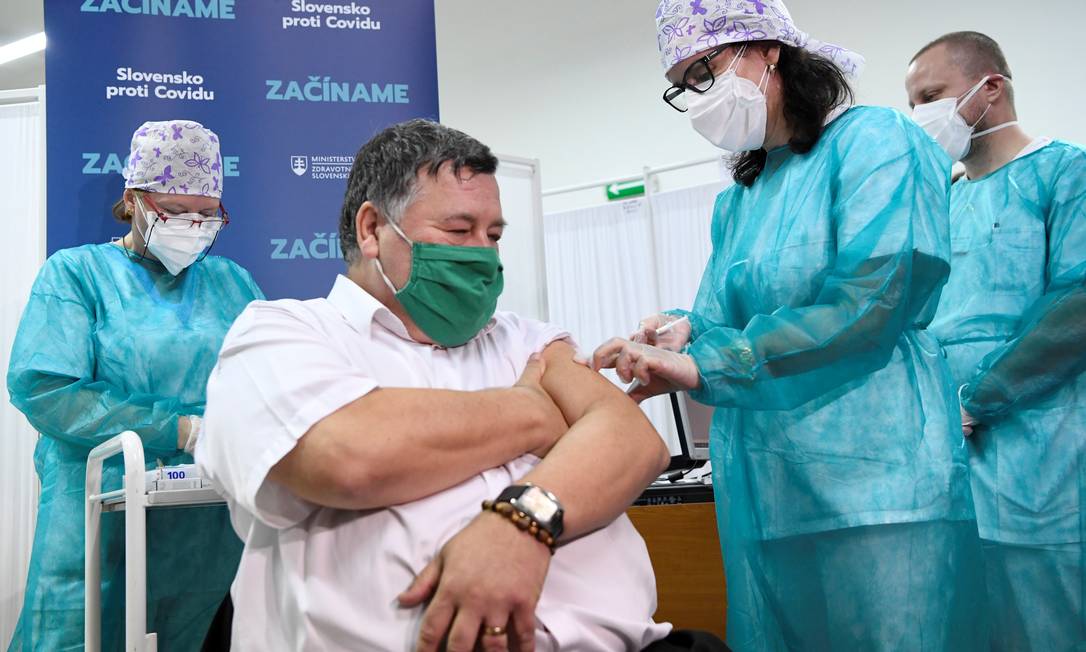 Vladimir Krcmery, membro da comissão contra pandemia no governo, foi a primeira pessoa a receber a vacina na Eslováquia Foto: RADOVAN STOKLASA / REUTERS