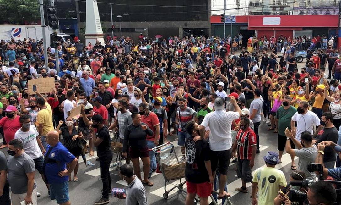 Manifestação no Centro de Manaus contra fechamento do comércio. Foto: Paulo Paixão/Rede Amazônica / Agência O Globo