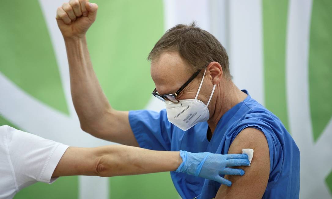 Profissional de saúde comemora após receber a vacina Pfizer/BioNTech contra o coronavírus, no Hospital Favoriten em Viena, Áustria, no dia em que a União Europeia começou oficialmente a imunização em massa Foto: LISI NIESNER / REUTERS