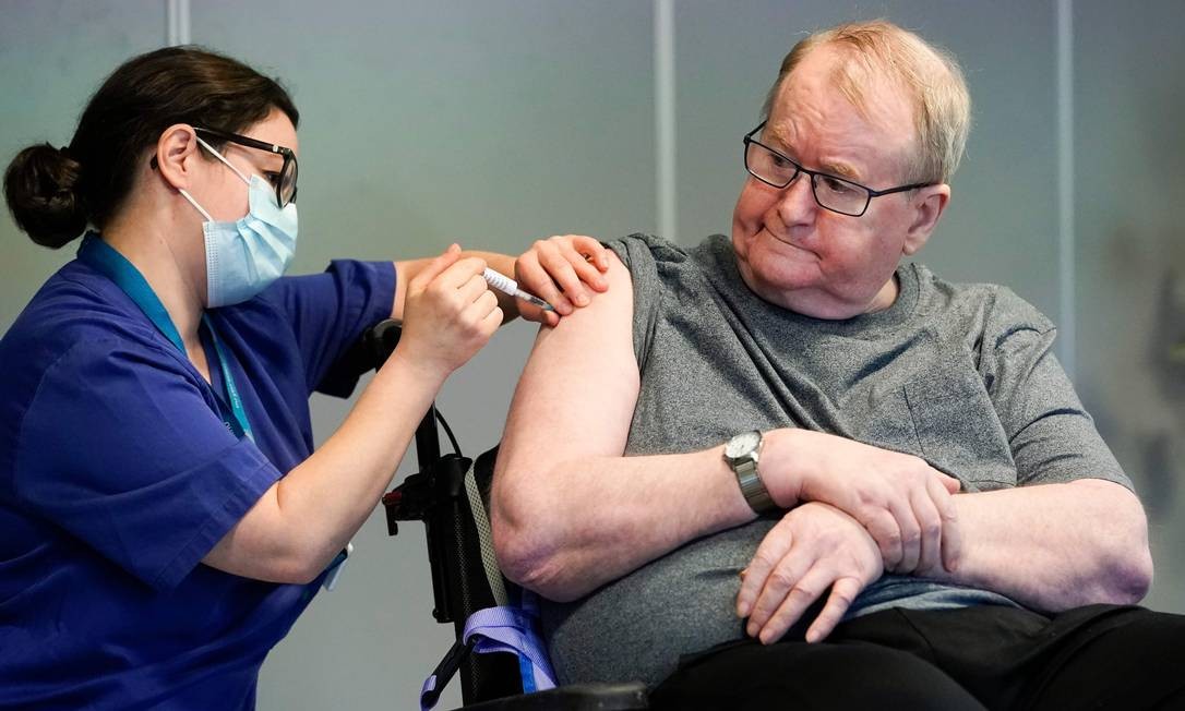 Svein Andersen, de 67 anos, residente dq &#039;casa de Ellingsrud&#039; foi o primeiro na Noruega a receber a vacina, em Oslo Foto: FREDRIK HAGEN / AFP