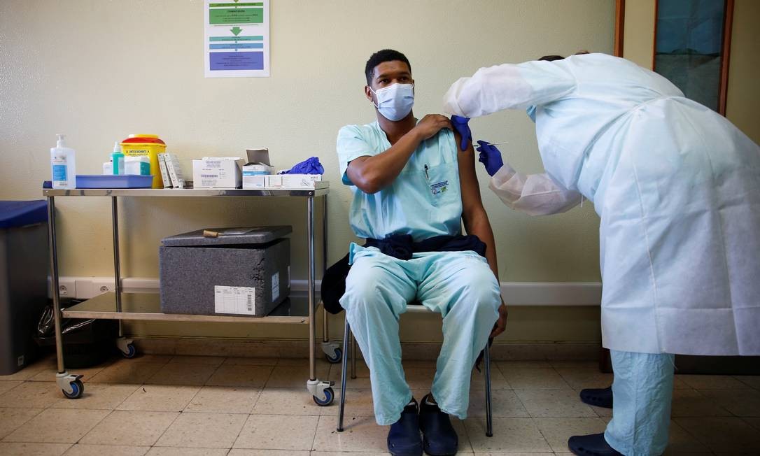 Trabalhador médico recebe vacina, no hospital de Santa Maria em Lisboa, Portugal Foto: PEDRO NUNES / REUTERS