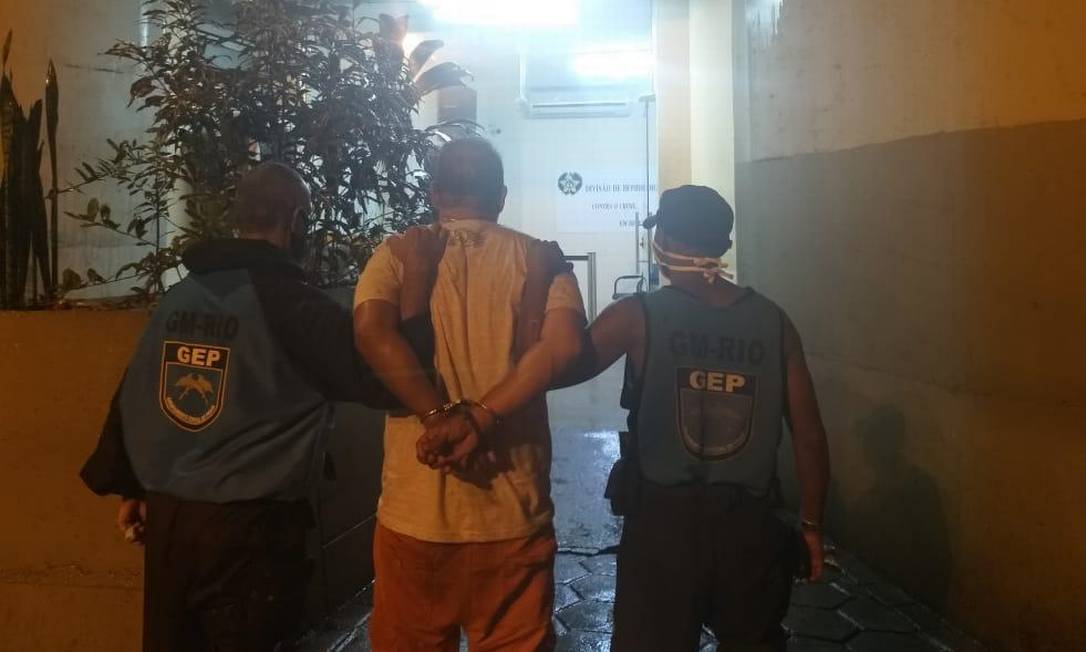 v é levado para a Delegacia de Homicídios pouco depois de cometer o assassinato Foto: Divulgação / Polícia Civil