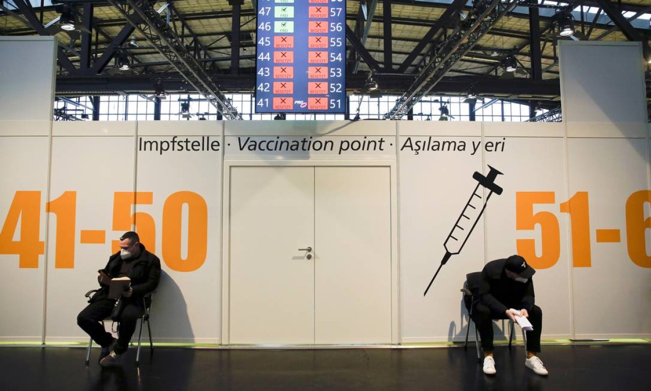 Dois homens aguardam para tomar a vacina contra a COVID-19 no centro de vacinação Treptow Arena, em Berlim, Alemanha Foto: POOL / REUTERS