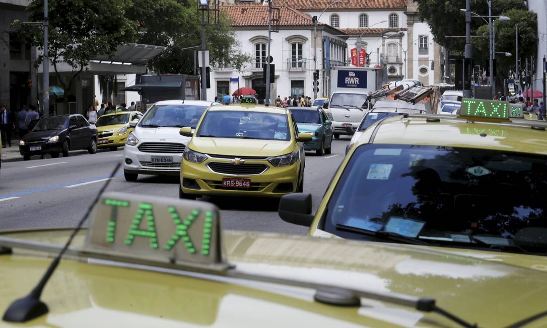 Motoristas alegam gasto com relógio e temem afugentar passageiro Foto: Guilherme Pinto 04/03/2020 / Agência O Globo