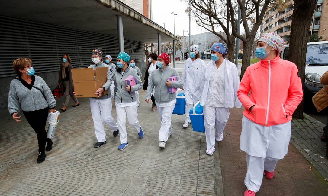 Profissionais de saúde levam vacina da Pfizer contra Covid-19 para asilo em Lleida, na Espanha Foto: ALBERT GEA / REUTERS