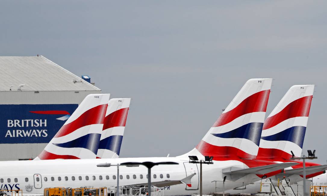 Aviões no aeroporto Heathrow, em Londres Foto: Adrian Dennis/AFP/08-06-2020