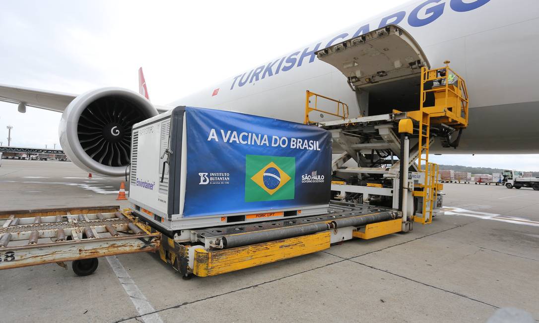 Carga do quinto lote de Coronavac durante desembarque no aeroporto de Guarulhos (SP) nesta segunda-feira (28) Foto: Governo do Estado de São Paulo/Divulgação