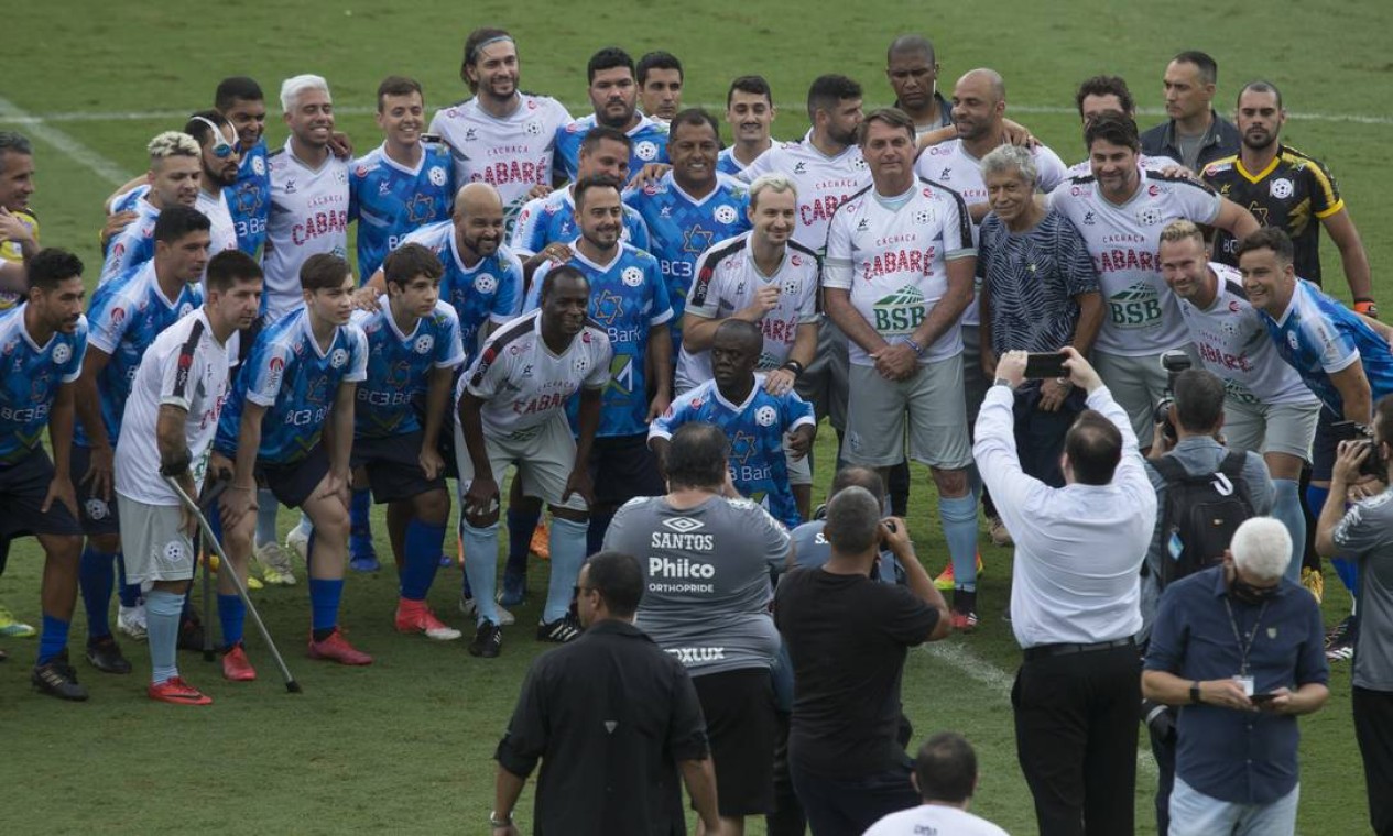 O presidente da Republica Jair Bolsonaro participa de jogo beneficente na Vila Belmiro , estádio do Santos Foto: Edilson Dantas / Agência O Globo