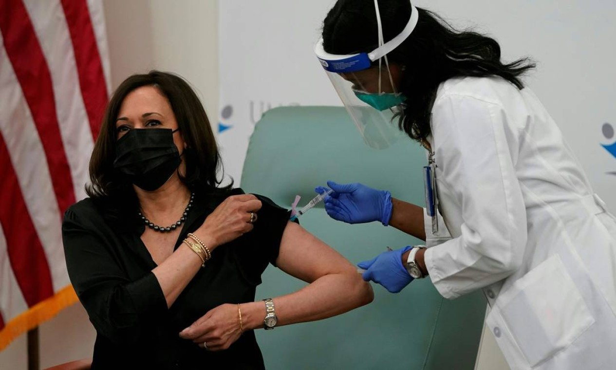 A vice-presidente eleita dos Estados Unidos, Kamala Harris, recebe uma dose da vacina contra a COVID-19 no United Medical Center, em Washington Foto: ALEX EDELMAN / AFP