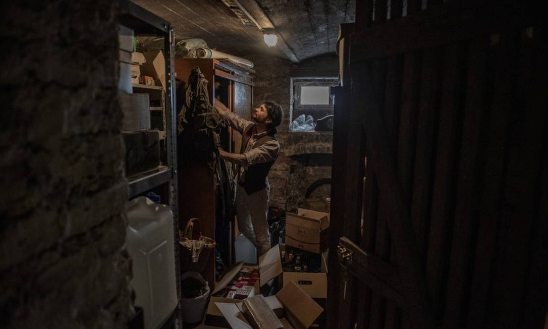 Franco A., no porão onde armazenava comida e armamentos; ele enfrenta um julgamento por supostamente se passar por refugiados para cometer atentados Foto: LAETITIA VANCON / NYT