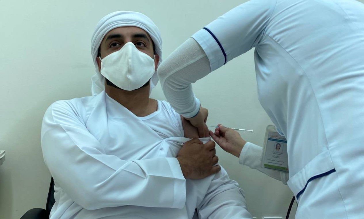Homem recebe dose de vacina contra coronavírus em Dubai, Emirados Árabes Foto: ABDEL HADI RAMAHI / REUTERS
