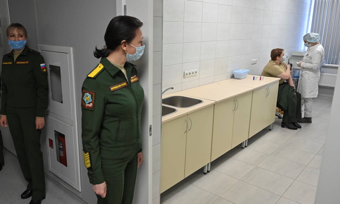Militares aguardam para receber a vacina Sputnik V em uma clínica na cidade de Rostov-no-Don, no dia 22 de dezembro Foto: SERGEY PIVOVAROV / REUTERS