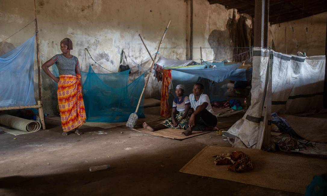 Centenas de pessoas deslocadas foram abrigadas no Centro Agrrio de Napala nos últimos meses, fugindo de ataques de rebeldes armados em diferentes áreas da província de Cabo Delgado, no Norte de Moçambique Foto: ALFREDO ZUNIGA / AFP/11-12-2020