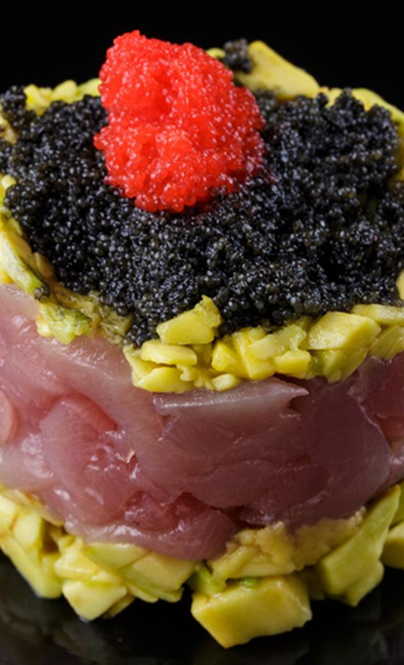 O Tataki bem batido na ponta da faca de atum, abacate, ovas black e teriyaki do Sunsaki (3628-1111) custa R$ 34,99 Foto: Divulgação