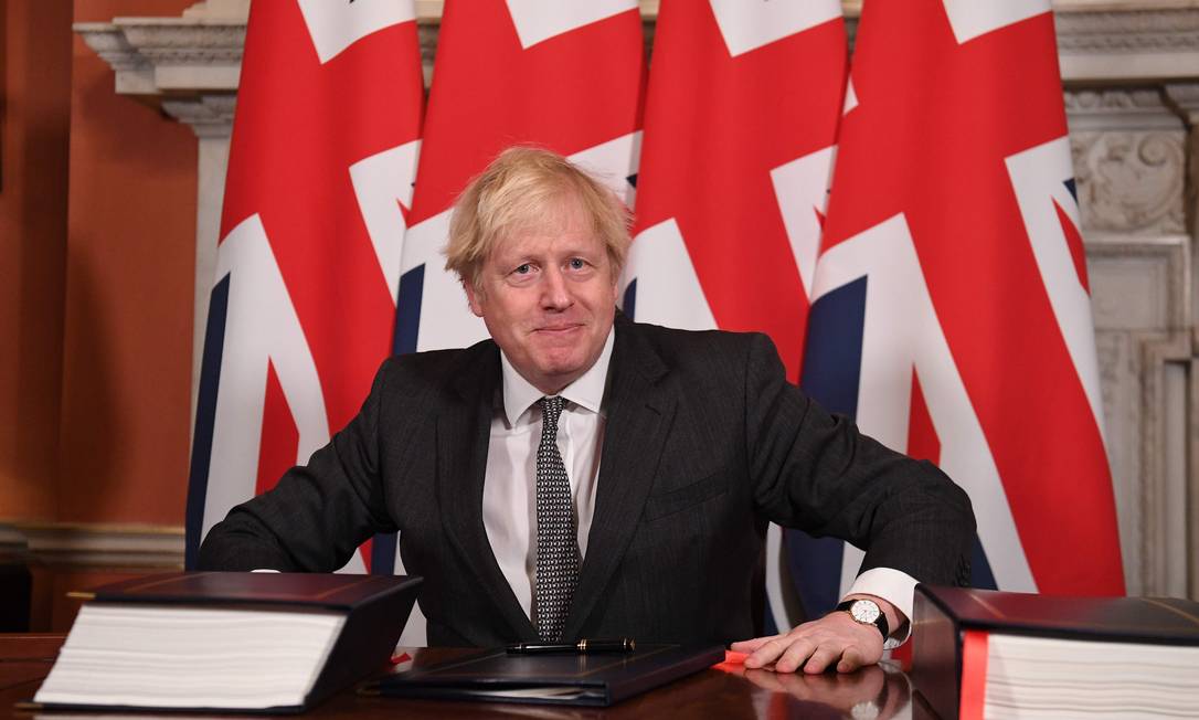 Boris Johnson assina Acordo de Comércio e Cooperação entre o Reino Unido e a UE em seu escritório oficial, no centro de Londres Foto: LEON NEAL / AFP/30-12-2020