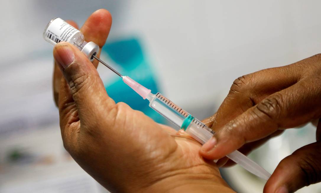 Vacina contra a Covid-19 sendo preparada Foto: CHARLES PLATIAU / REUTERS