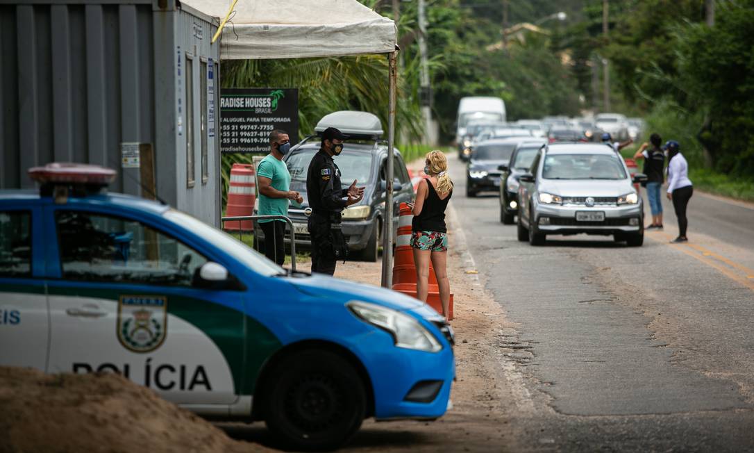 Barreira de fiscalização na entrada de Búzios nesta quarta-feira, dia 30 Foto: Hermes de Paula / Agência O Globo
