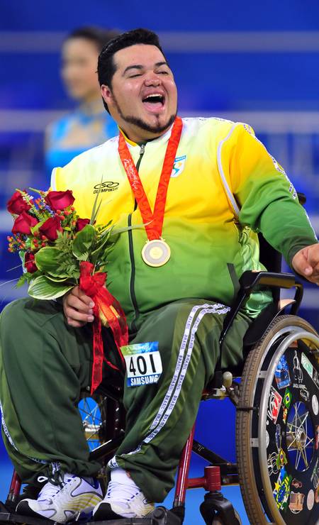 1/04 - A la edad de 39 años con problemas cardíacos, el campeón paralímpico de la policía Tirciu Pinto Foto: Frederick J.  Marrón / AFP