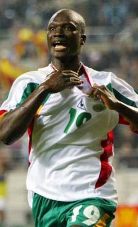 29/11 - Exjugador senegalés de 42 años Bouba Diop con enfermedad degenerativa Foto: Dylan Martinez /  