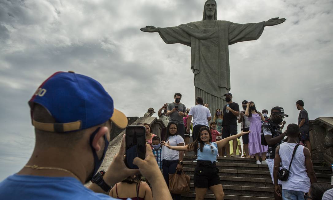 Cristo Redentor ficou cheio de turistas na última semana do ano Foto: Guito Moreto / Agência O Globo