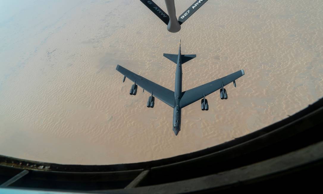 Bombardeiro americano B-52H Stratofortress reabastece durante o voo no dia 30 de dezembro Foto: ROSLYN WARD / AFP