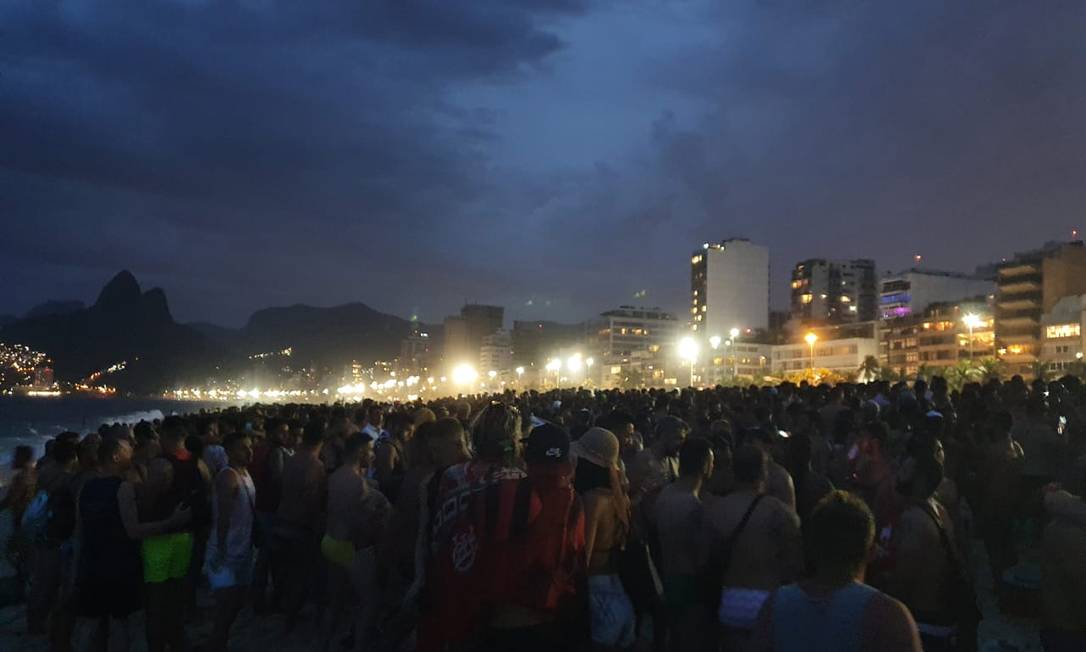 Centenas de pessoas se aglomeram no início desta noite de réveillon na Praia de Ipanema Foto: Rafael Galdo / .